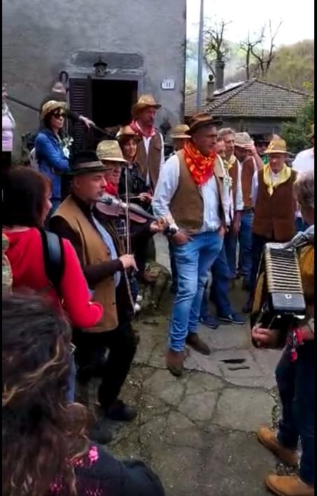 Un momento del Cantamaggio a Rossano di Zeri