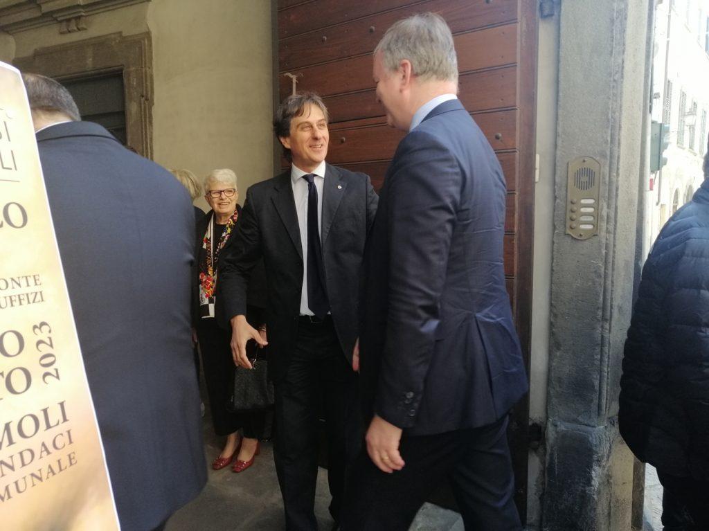 Il saluto tra il direttore Schimdt e il sindaco di Pontremoli, Jacopo Ferri