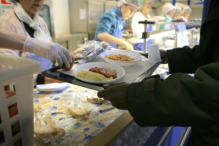 La povertà coinvolge porzioni sempre più ampie di popolazione La povertà coinvolge porzioni sempre più ampie di popolazione