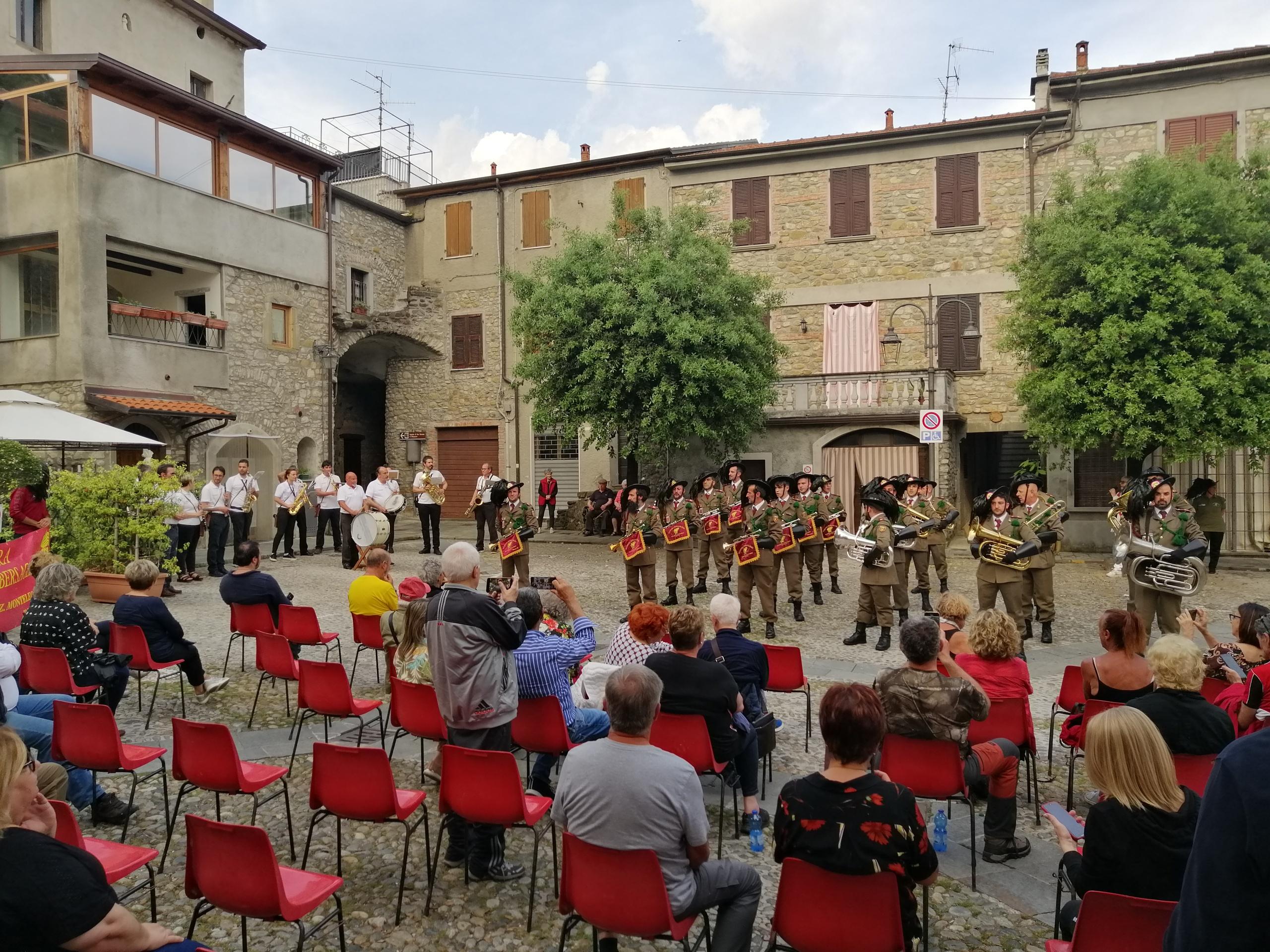 I Bersaglieri in piazza Castello a Filattiera