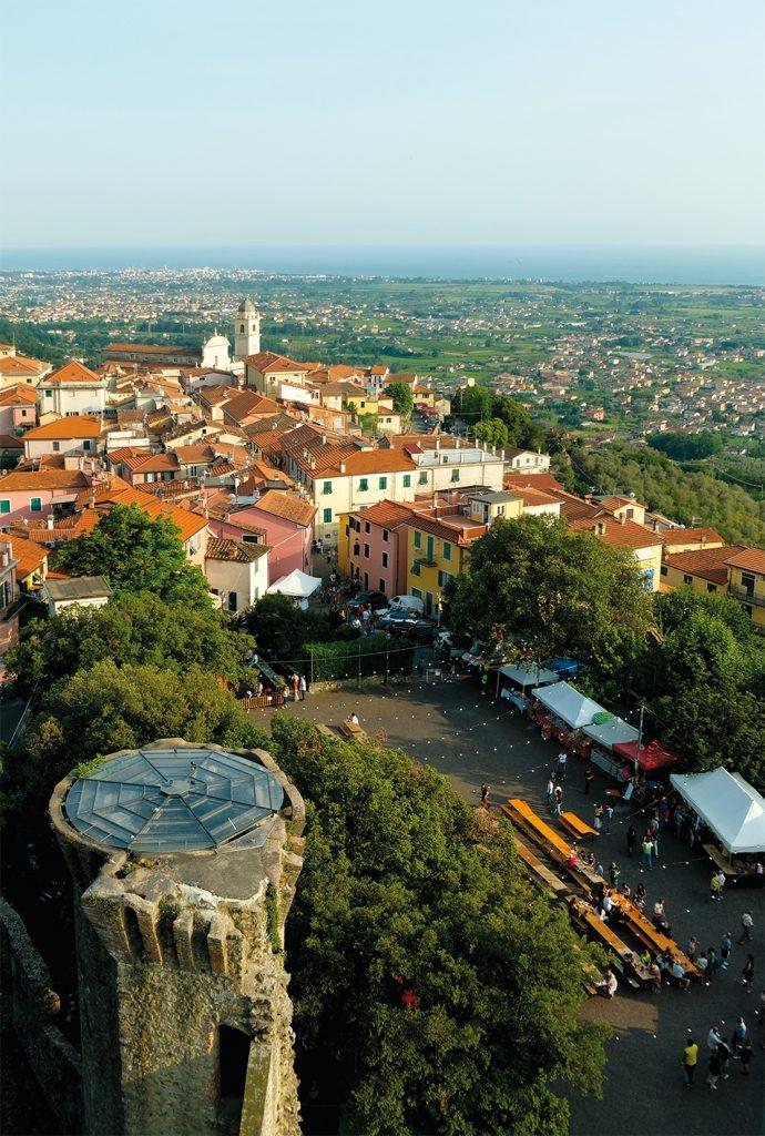 Un suggestivo panorama di Castelnuovo Magra