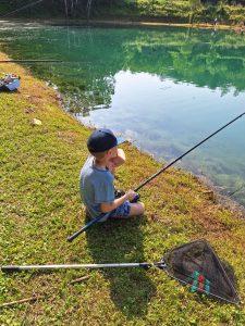 Un "pierino pescatore" impegnato nella gara al lago degli Asinelli