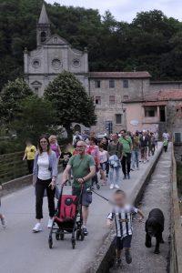 Alcuni momenti del passaggio della minimarcia (foto Massimo Pasquali) 