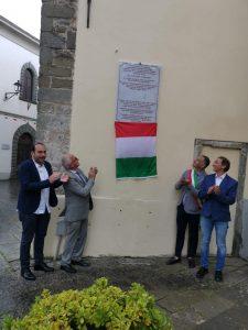 Il momento dello scoprimento della targa dedicata ad Agostino Fantoni