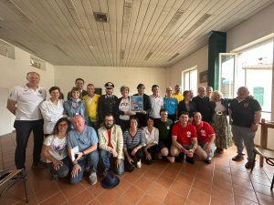 Foto di gruppo dei vari rappresentanti del mondo del volontariato assieme ai rappresentanti delle istituzioni