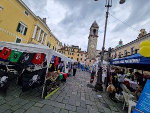 Foto di piazza della Repubblica con i vari stand della associazioni di volontariato presenti