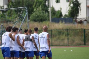 I giocatori della Carrarese durante la loro preparazione allo Stadio Lunezia di Pontremoli