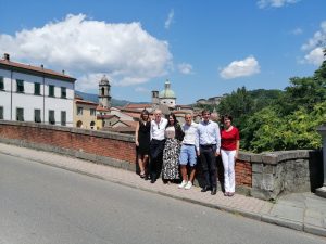 Foto di gruppo delle autorità (il sindaco Ferri e la vice Cavellini) e gli organizzatori del Salotto d'Europa