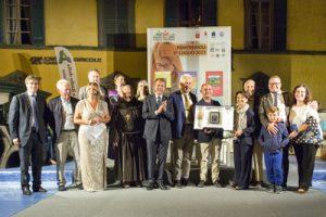La premiazione di Alberto Pellai con le autorità presenti sul palco in piazza della Repubblica (foto Walter Massari)