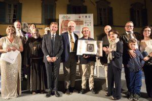 La premiazione di Alberto Pellai con le autorità presenti sul palco in piazza della Repubblica (foto Walter Massari)