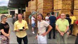 I lavoratori davanti alla sede della Malatesta Legnami