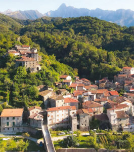 Suggestiva immagine del castello e del borgo di Codiponte (Foto Lunigiana World)