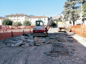 Lavori di rimozione delle lastre di arenaria in piazza Italia