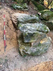 Un’immagine della presunta stele “Canossa 2” che in realtà sarebbe una formazione rocciosa naturale con solo una singolare somiglianzacon le stele  