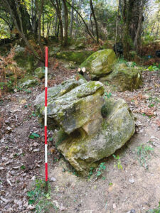 Un’immagine della presunta stele “Canossa 2” che in realtà sarebbe una formazione rocciosa naturale con solo una singolare somiglianzacon le stele  