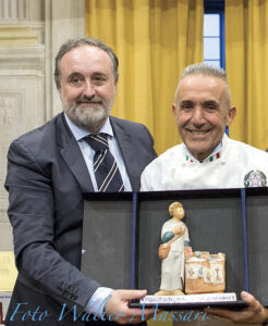 Un momento del Bancarella Cucina 2023: il presidente della Fondazione, Ignazio Landi, consegna il premio al vincitore, lo chef Pietro Catzola