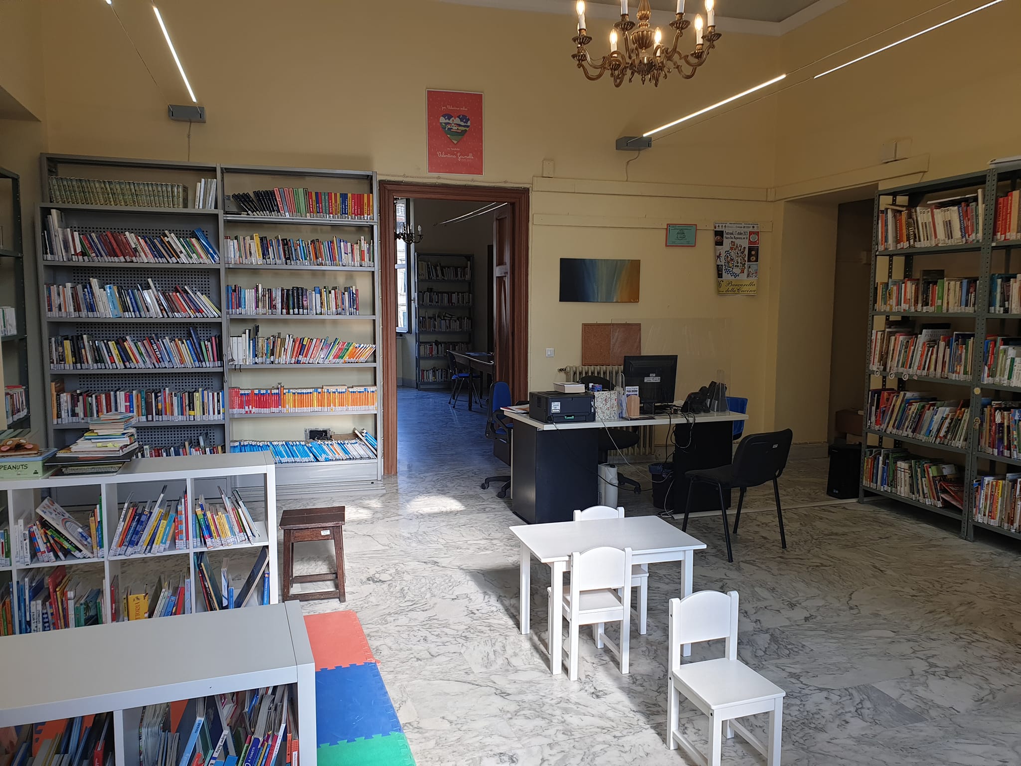 La sala lettura nella Biblioteca di Pontremoli