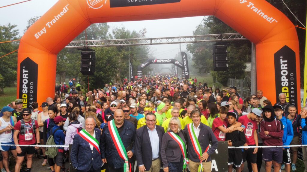 La linea di partenza della 19 Castagna Bike con i sindaci di Villafranca, Bagnone, Mulazzo, Pontremoli e Filattiera (Foto Lunigiana World)