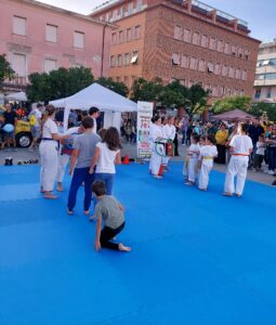 Un momento di "Massa in forma" con le lezione di arti marziali