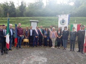 Foto di gruppo con i partecipanti alla scopertura della targa a Piandimolino
