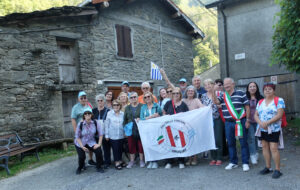 Foto ricordo all’ingresso del paese di Bosco di Rossano con l’assessore di Zeri, Gino Baratta