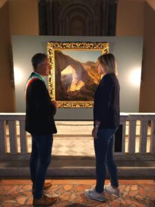 il sindaco Gianluigi Giannetti e la collega Sara Süss di fronte al quadro degli "Uffizi Diffusi"