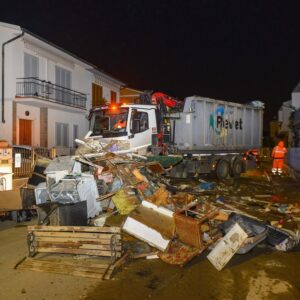 Lo smaltimento dei rifiuti accumulati lungo le strade dopo l'alluvione