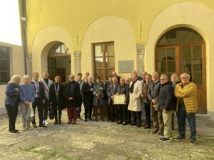 L’incontro degli ex studenti di Soliera di fronte alla Biblioteca “E. Gerini”