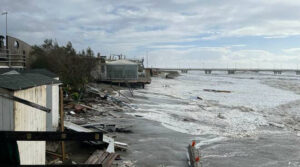 La mareggiata a Marina di Massa