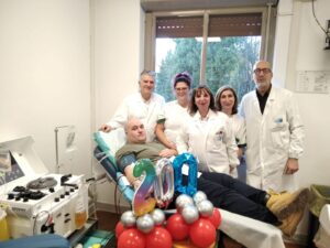 Carlo Tedeschi durante la sua 200ma donazione con gli operatori del centro trasfusionale