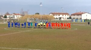 Pontremolese e Casalguidi il saluto delle squadre prima dell’avvio della partita.
