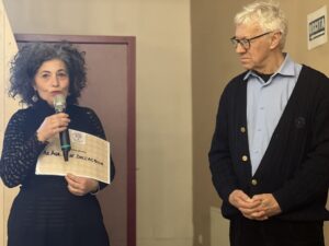 La premiazione di Giovanna Zurlo, con accanto a lei il presidente del Parco dell'Appennino, Fausto Giovanelli