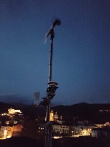 Immagine notturna degli strumenti dell'osservatorio metereologico di Pontremoli