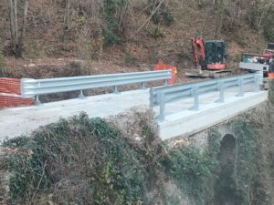 I lavori in corso su un ponte della SP 16 a Fivizzano