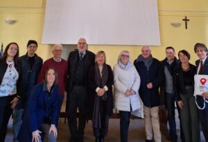 Alcuni dei partecipanti all’incontro alle Stanze del Teatro della Rosa, in cui è stato illustrato il progetto “Proximity Care” dell’Università Sant’Anna di Pisa