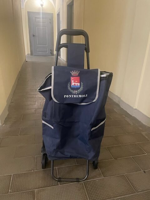 Pontremoli: consegnati 100 trolley per favorire il trasporto della spesa Pontremoli: consegnati 100 trolley per favorire il trasporto della spesa