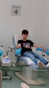 Un giovane donatore al centro trasfusionale nel 2023