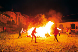 Il momento dell'accensione del falò di Sant'Antonio a Mulazzo (Foto Walter Massari)