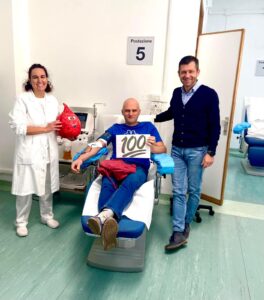 Il momento della 100a donazione di Giovanni Bellanni. Con lui il presidente dei Fratres di Pontremoli, Armando Mastroviti, e la dottoressa Elisabetta Sordi