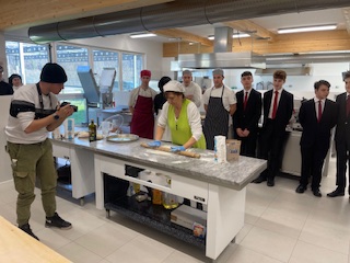 Gli studenti a «lezione» di torta d’erbi