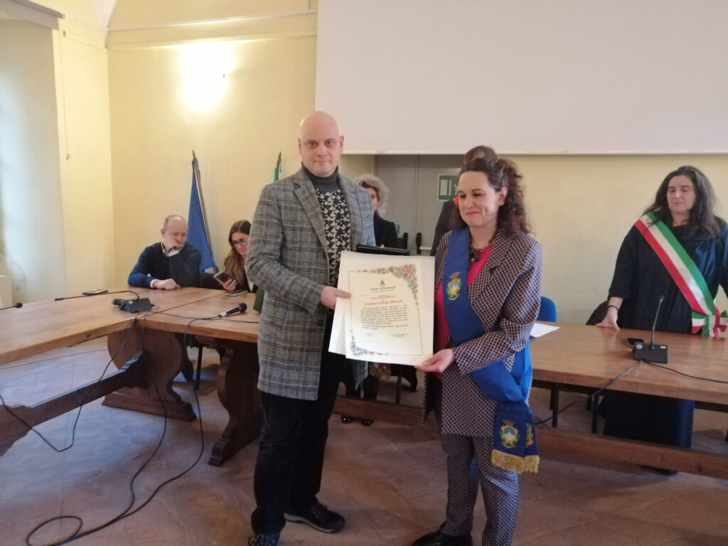 La consegna della Civica Benemerenza ai Volontari del Cinema Manzoni, consegnata a Giacomo Ricci dalla vicepresidente della Provincia Elisabetta Sordi