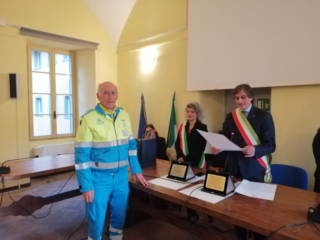 La consegna della Civica Benemerenza ad Ugo Zani da parte del sindaco, Jacopo Ferri