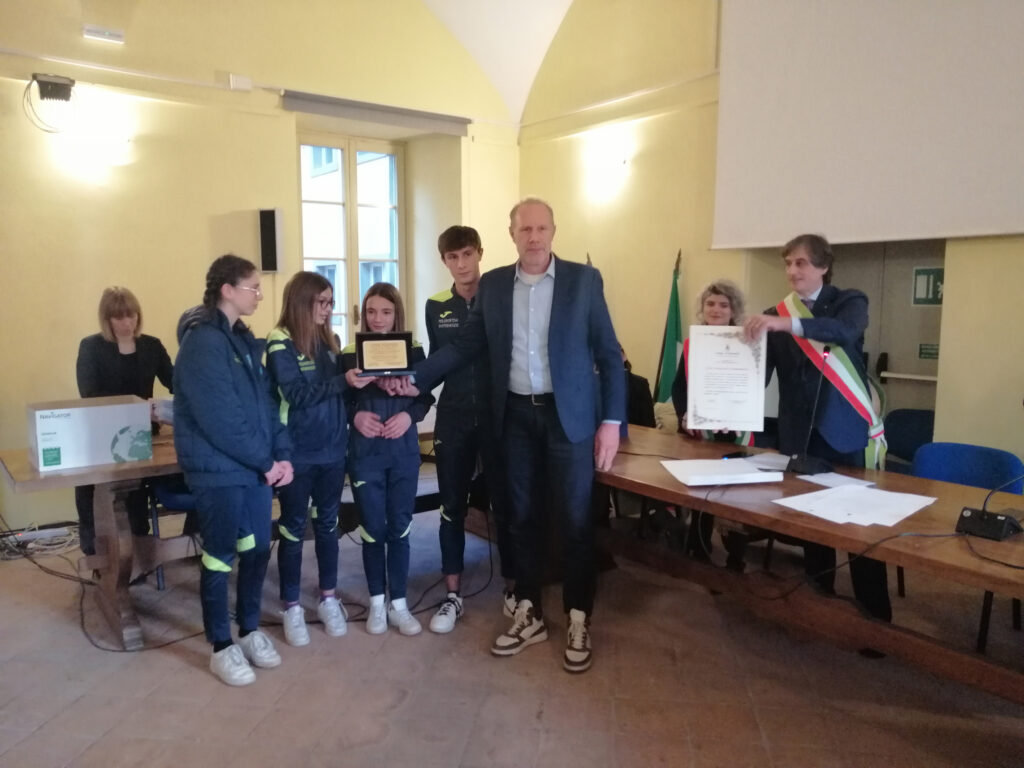 La consegna della Civica Benemerenza alla Polisportiva Pontremolese, ritirata dal presidente Pietro Ferdani accompagnato da alcuni giovani atleti
