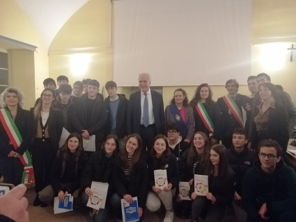 Foto di gruppo con i 18enni cui è stata consegnata la Costituzione. Tra le autorità presenti c'è anche il presidente della Regione Toscana, Eugenio Giani
