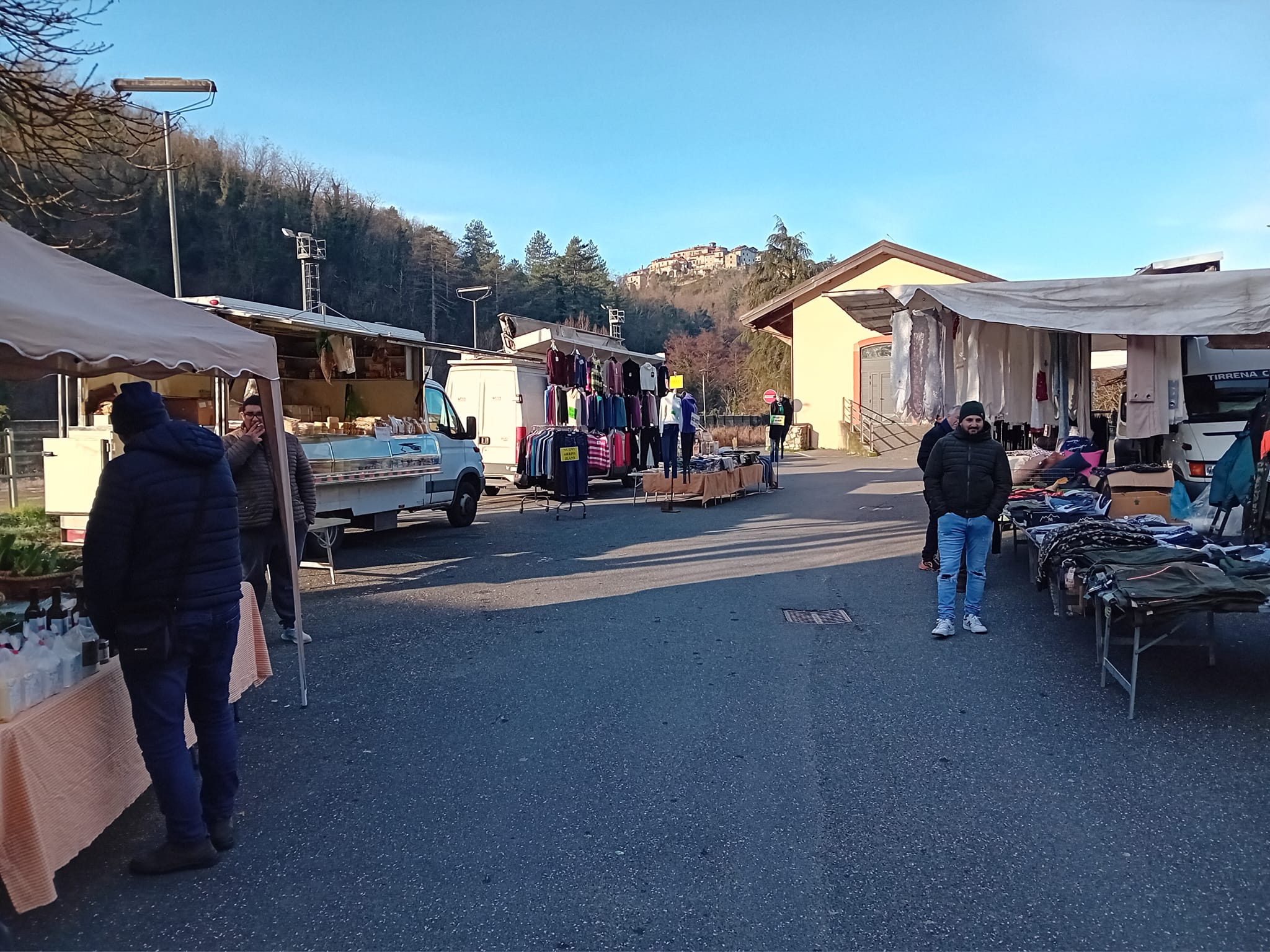 Monzone: il rilancio del mercato cittadino con nuovi banchi in Piazza della stazione Monzone: il rilancio del mercato cittadino con nuovi banchi in Piazza della stazione