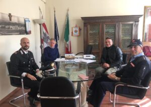 L'incontro in comune tra il sindaco, Roberto Valettini, e le forze dell'ordine per discutere del progetto "Scuole sicure"