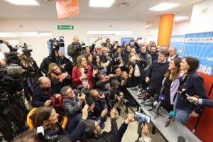 Alessandra Todde, durante la conferenza stampa con la segretaria Pd, Elly Schlein, e il leader del M5S, Giuseppe Conte