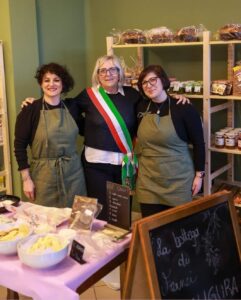 Nella foto di Lunigiana World un momento dell'inaugurazione del nuovo negozio di alimentari "La Bottega di Franci". Da sinistra Chaira Gardin, la sindaca di Filattiera Annalisa Folloni e la titolare del negozio Francesca Bertolini