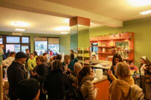 Un momento dell'inaugurazione del nuovo negozio di alimentari "La Bottega di Franci" (foto Lunigiana World)