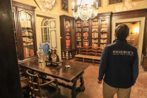 Una guida Sigeric all’interno di Villa Dosi (Foto Lunigiana World)